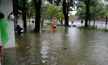 Të paktën 13 të vdekur në përmbytjet në Vietnamin Qendror, vazhdojnë operacionet e shpëtimit