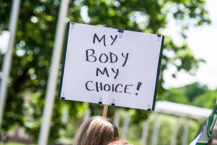 Од Амстердам до Ла Валета: Прописите на ЕУ за абортусот, и слободоумни и ограничени