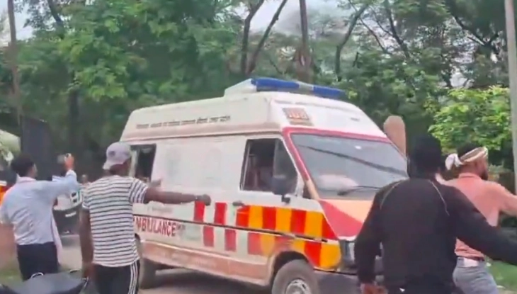 Nëntë persona e humbën jetën, ndërsa 18 janë lënduar në stampedon në një tempull indian