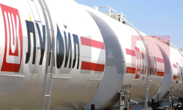 Политико: Бугарија ја разгледува можноста да побара изземање од американските санкции за „Лукоил“