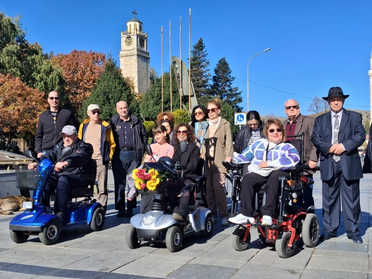 На Широк сокак во Битола се одржа дефиле на лица со телесен инвалидитет