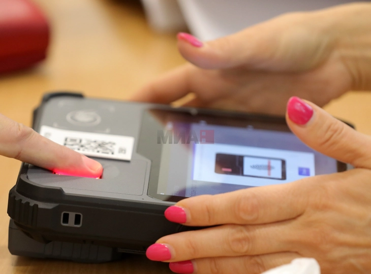 Во Неготино излезеност од 24,17 отсто до 13 часот, во Демир Капија 34,21, во Росоман 27,10 проценти