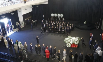 Оддадена последна почит на поранешниот албански премиер Фатос Нано