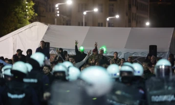 Тензично пред српскиот парламент во Белград, протести во Нови Сад и други српски градови