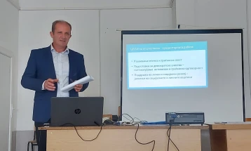 Пред наставници во Росоман презентиран Водич за општествено-хуманитарна работа за седмо одделение