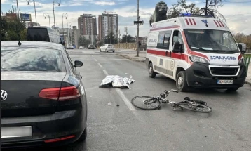 Arrestohet shoferi i cili qëlloi për vdekje një çiklist në Shkup dhe u largua nga vendi i aksidentit