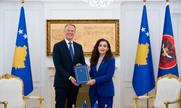 Presidentja e Kosovës Vjosa Osmani priti në takim ambasadorin e BE-së, Aivo Orav dhe pranoi Raportin për Kosovën 2025 nga Komisioni Evropian