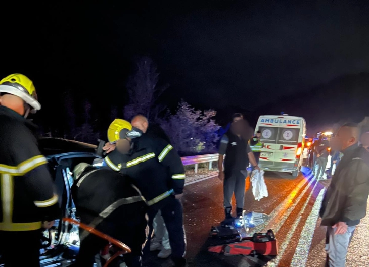 ЈО: Двајца загинати а петмина повредени при претекнување и судар на два автомобила кои се движеле во иста насока