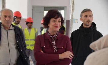 Градоначалничката Стаменкоска-Трајкоска на увид во реконструкцијата на објектот на месната заедница во Пинтија