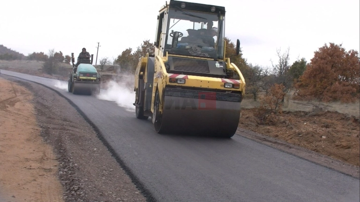 Се асфалтира дел од патот меѓу штипските села Почивало-Кошево