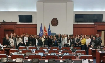 Nxënës dhe mësimdhënës nga Shkupi dhe Taranto në vizitë të Kuvendit