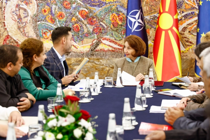 Siljanovska-Davkova me rastin e Ditës Botërore të gjuhës rome priti anëtarë të komunitetit rom