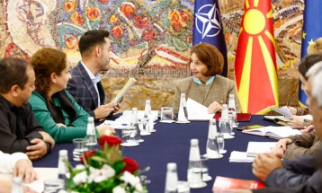 Siljanovska-Davkova me rastin e Ditës Botërore të gjuhës rome priti anëtarë të komunitetit rom