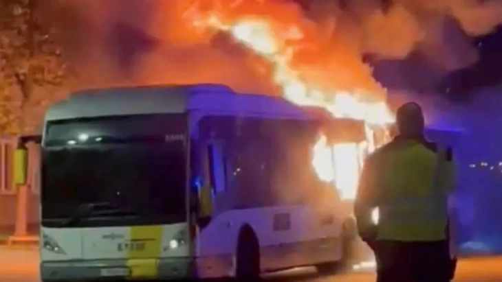 Се запали автобус со навивачи на „Барселона“ во Бриж, нема жртви 