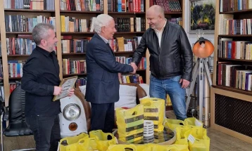 Донација од „Матица македонска“: Книга за секој ученик од Општина Демир Хисар