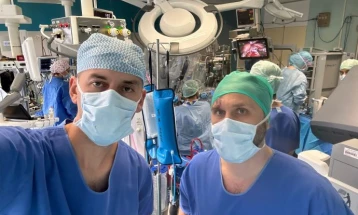 Кардиохирурзите Колев и Џелили на обука во Клиниката за кардиохирургија во Бордо, Франција