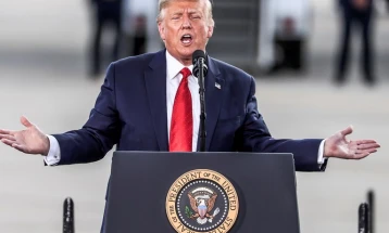 Трамп им се закани на контролорите на летање во САД веднаш да се вратат на работа