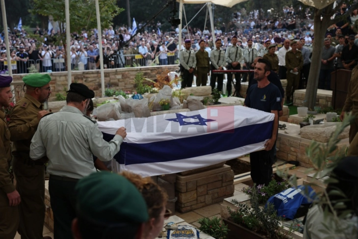 Десетици илјади Израелци на погребот на војникот чие тело беше држено во Газа 11 години