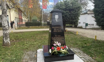 Положено цвеќе пред споменикот на Драго Маневски, македонски бранител и припадник на безбедносните сили