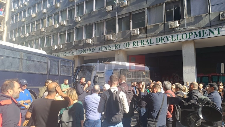 Протест на земјоделците во Атина – во фокусот скандалот со европските земјоделски субвенции