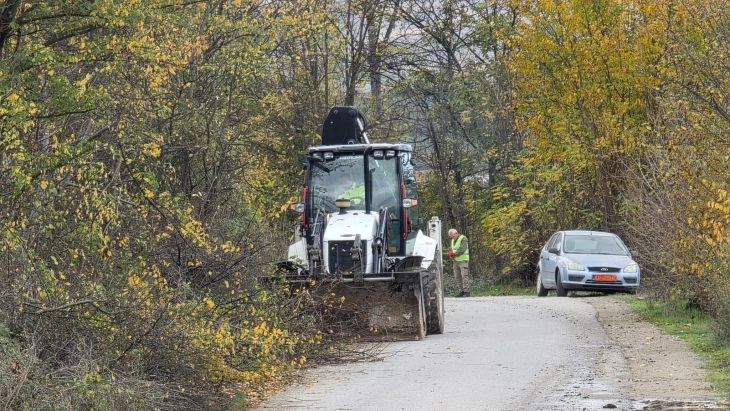 Акција за проширување и кастрење на локални патишта во општина Росоман