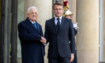 Во Елисејска палата средба Макрон – Абас