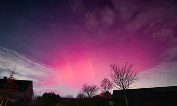 Поларна светлина на небото над северна Белгија и Холандија 