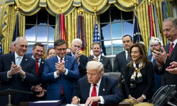 Трамп го потпиша Законот за финансирање, со што заврши рекордната блокада на работата на американската Влада