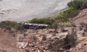 Најмалку 37 лица загинаа во Перу откако автобус падна во бездна длабока 200 метри 