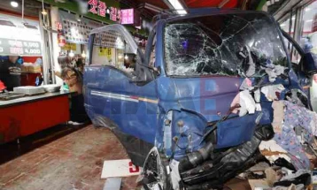 Dy persona kanë humbur jetën, ndërsa 18 u lënduan kur një kamion hyri në tregun e Koresë së Jugut