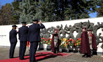 Делегации положија цвеќе на Партизанските гробишта по повод 13 Ноември - Денот на ослободувањето на Скопје