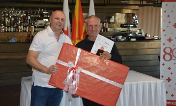 Црвен крст Кочани го одбележа Светскиот ден на крводарителството, Тиме Златков доби признание за 100 пати дарувана крв