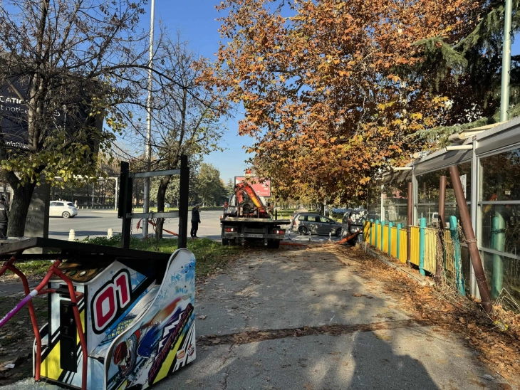 Се ослободува тревникот до „Капитол мол“, се отстранува објектот што беше поставен на тревникот