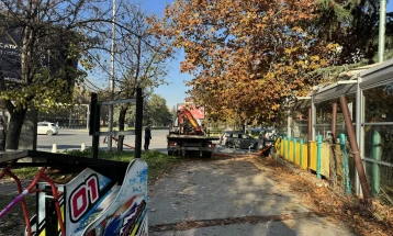 Се ослободува тревникот до „Капитол мол“, се отстранува објектот што беше поставен на тревникот