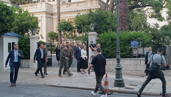 Zelenski sot për vizitë në Greqi - policia greke ndaloi protesta në Athinë