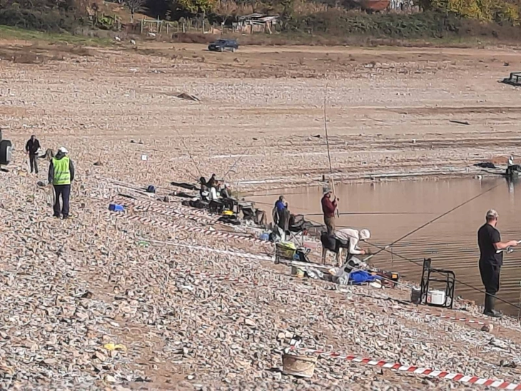 На Дебарско Езеро одржан натпревар во спортски риболов на тапа, екипно најдобри рибарите од Приштина
