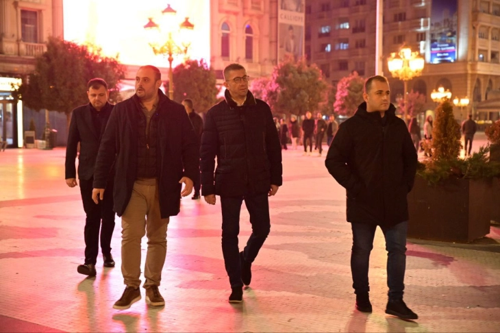 Премиерот Мицкоски со градоначалникот Ѓорѓиевски во вечерна обиколка на Скопје