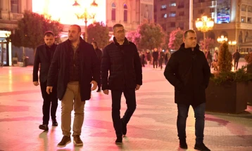 Премиерот Мицкоски со градоначалникот Ѓорѓиевски во вечерна обиколка на Скопје