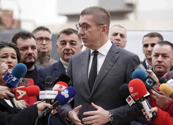 Мицкоски: Го исполнивме ветувањето, 55.000 студенти ќе добијат по 15.300 денари за електронски уреди