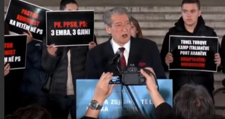 Албанската опозиција на протест пред владата во Тирана: Денеска сме пред зградата на државниот криминал