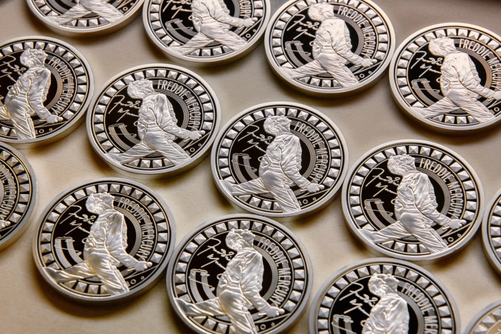 Фреди Меркјури на колекционерски монети од британската Кралска ковница