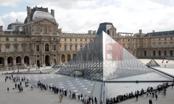 Поради нестабилен под, „Лувр“ ги затвори просториите на јужното крило