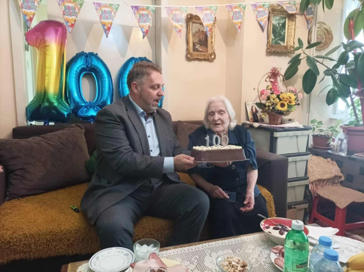 Лукровски и Саракинов и го честитаа стотиот роденден на баба Славка