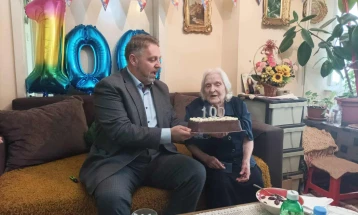 Лукровски и Саракинов и го честитаа стотиот роденден на баба Славка