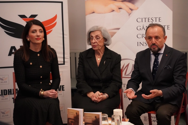 Në Bukuresht u promovua romani “Librat e babait” të Luan Starovës