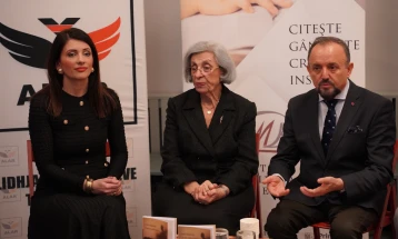 Në Bukuresht u promovua romani “Librat e babait” të Luan Starovës