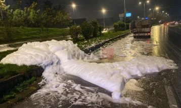 Në një bulevard në Shkup është derdhur shkumë kimike, kryetari i qytetit Gjorgjievski pretendon se autori është identifikuar