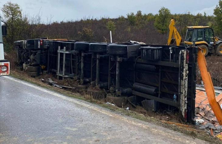 Во сообраќајка на патот Валандово-Дојран загина мигрантка од Кина, седуммина се повредени