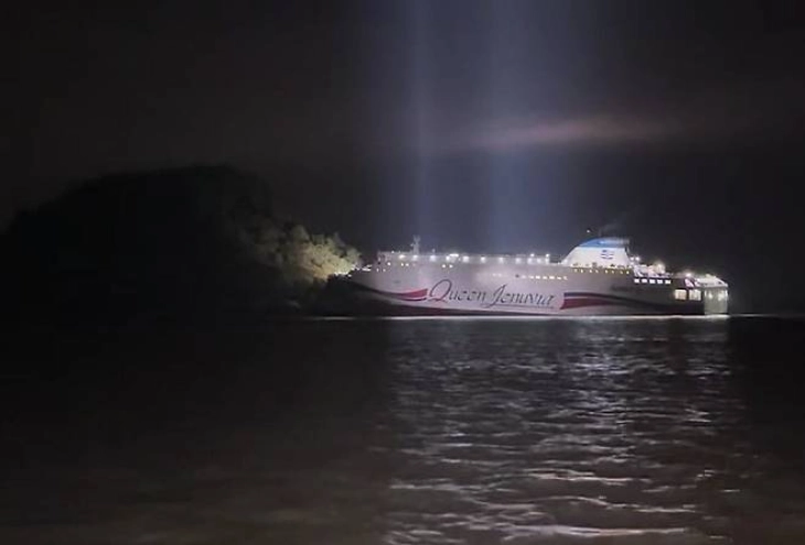 Јужнокорејски ферибот со 267 патници заринка кај островот Џинда