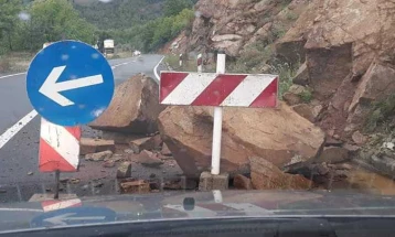 Shembje të gurëve në rrugën Mavrovë-Dibër, te fshati Vërbjan, komunikacioni po zhvillohet në një korsi